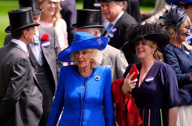 Royal Ascot | Η σπάνια εμφάνιση της βασίλισσας Καμίλα με τα δύο της παιδιά