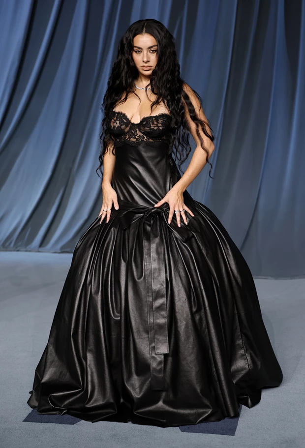 H Charli XCX με Saint Laurent.