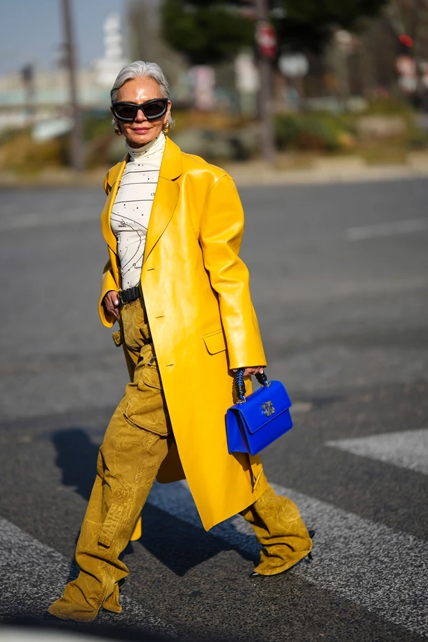 Γυναίκα άνω των 50 με κομψό outfit με χρώμα