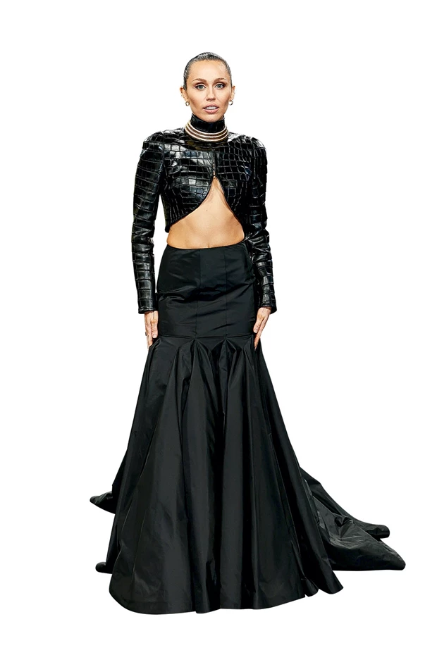 H Miley Cyrus με δημιουργία Alaïa.