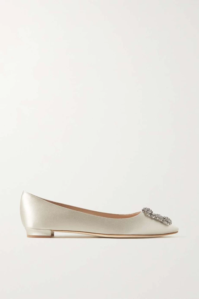"Hangisi" σατέν φλατ γόβες, Manolo Blahnik.