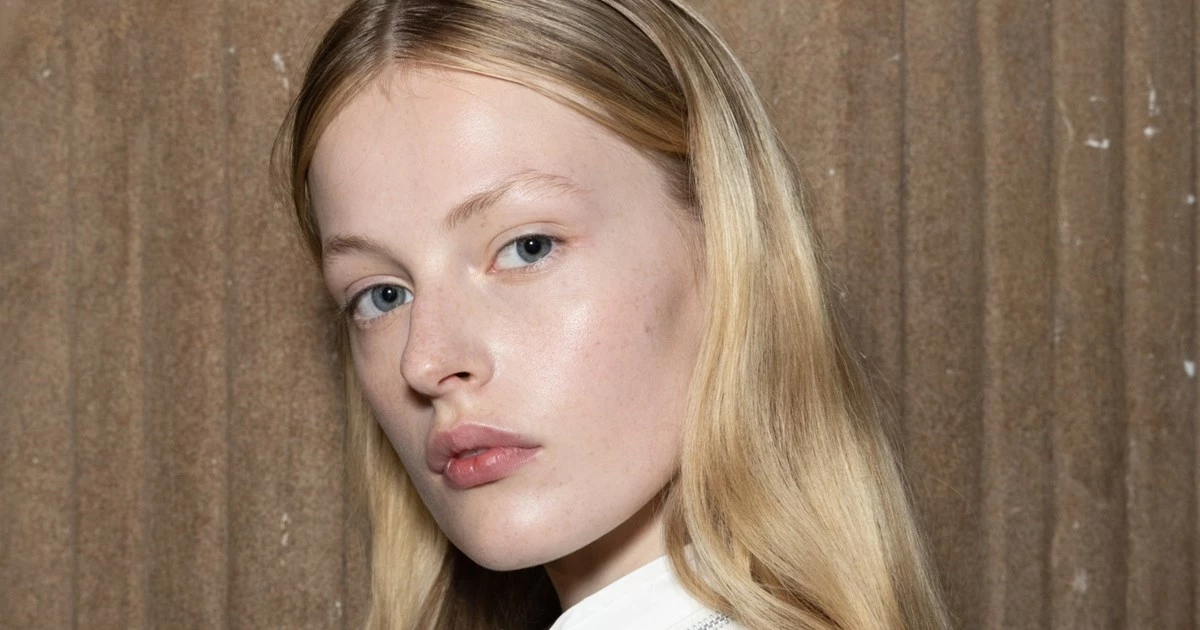 Τα καλύτερα lip gloss με glitter για το sparkly μακιγιάζ των γιορτών