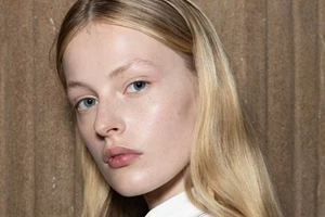 Πώς θα "σβήσετε" τις ρυτίδες στο βλέμμα σας μετά τα 50 με απλές κινήσεις στο μακιγιάζ σας