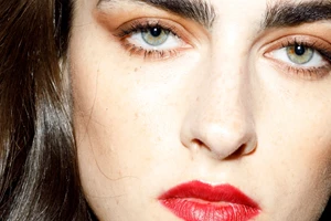 Τα καλύτερα κραγιόν με glitter για τα Χριστούγεννα του 2025