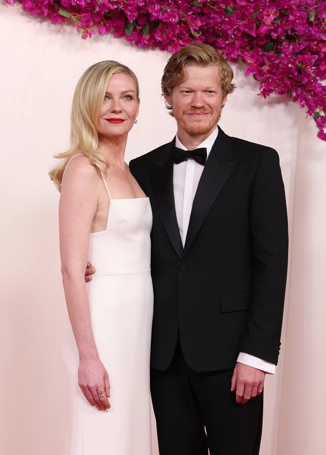 Kirsten Dunst | Το παρ' ολίγον ατύχημα στο κόκκινο χαλί των Oscars την οδήγησε εν τέλει στην αγκαλιά του "από μηχανής θεού" συζύγου της