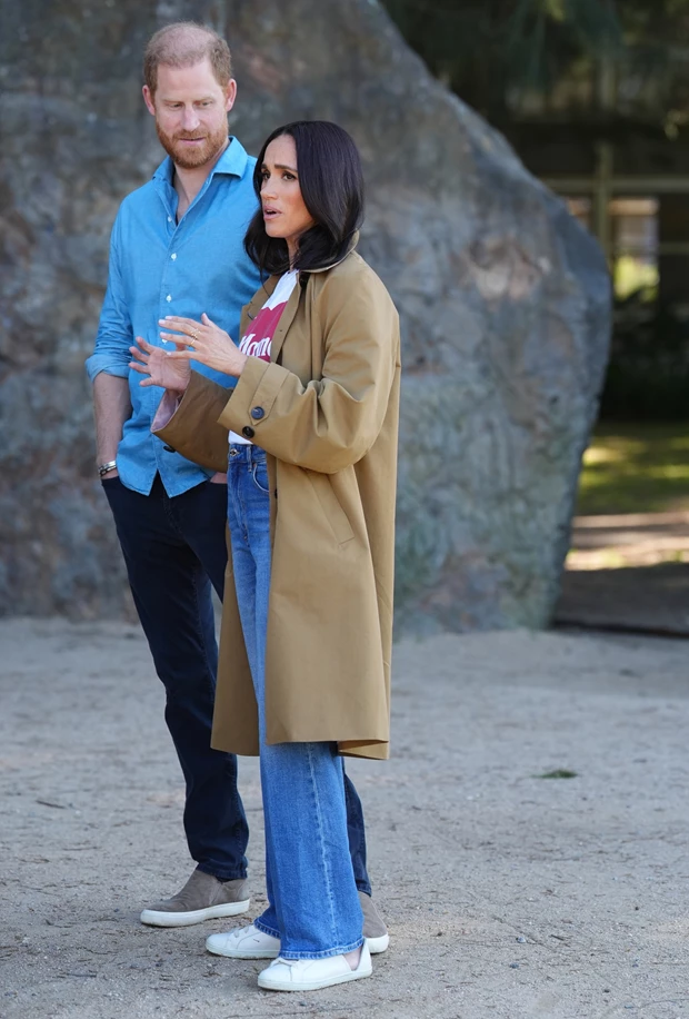 H Meghan Markle με λευκά sneakers και τζιν και ο Πρίγκιπας Harry