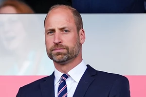 Ο βασιλιάς Κάρολος ενθουσιάζει τους βασιλικούς θαυμαστές με απροσδόκητη χειρονομία στην παραλία