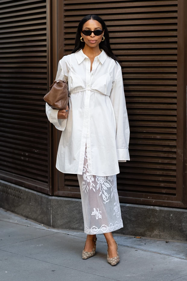 Γυναίκα street style λευκή πουκαμίσα & lace φούστα