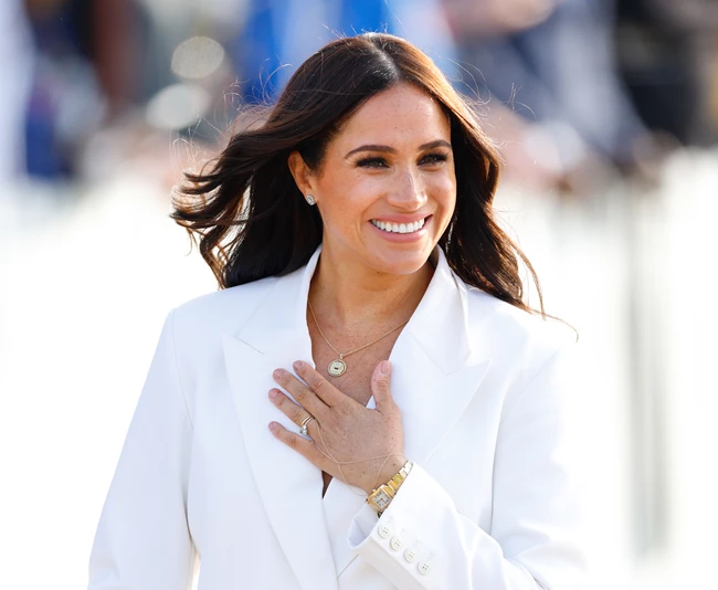 Meghan Markle | Με λευκό κοστούμι στην πρώτη εμφάνισή της με τον Harry στην Ολλανδία