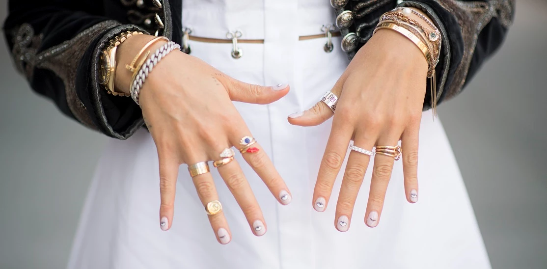 Τα καλύτερα nude βερνίκια νυχιών για ένα κομψό, αλλά low maintenance μανικιούρ