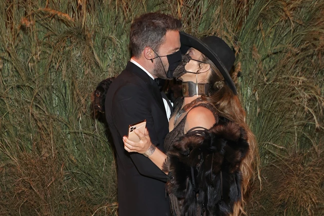 Η Jennifer Lopez και ο Ben Affleck έδειξαν στο Met Gala τι σημαίνει να είσαι ερωτευμένος στα χρόνια του κορονοϊού