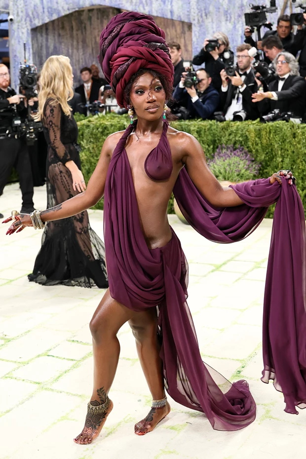 Η Doechii ξυπόλητη στο κόκκινο χαλί του Met Gala 2026