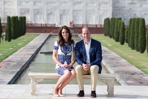 Kate Middleton | Η αντίδραση της όταν μωρό πήρε την τσάντα της και δεν ήθελε να την επιστρέψει