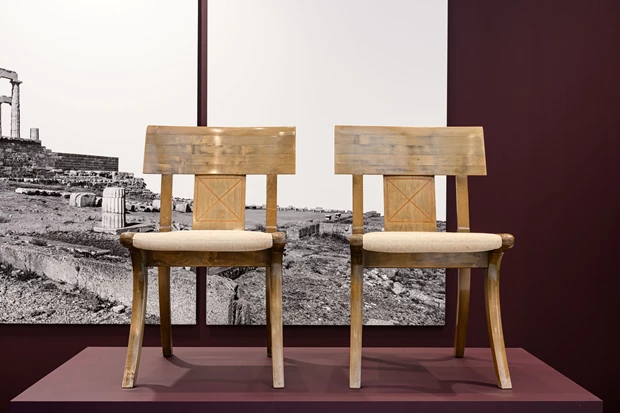 Η καρέκλα klismos επανασχεδιασμένη από τον θρυλικό David Hicks