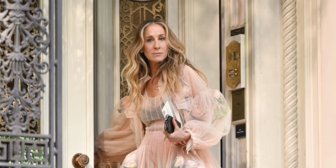 Η Sarah Jessica Parker σοκαρισμένη από τους θαυμαστές του AJLT: Aπό παίκτες του ΝΒΑ μέχρι αστυνομικούς της Νέας Υόρκης