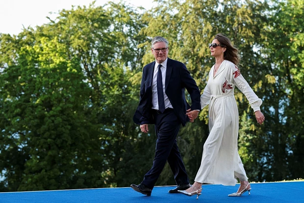 Ποια Kate Middleton; Η κομψή καλοκαιρινή εμφάνιση της Lady Victoria Starmer στο Evian κλεβει τις εντυπώσεις