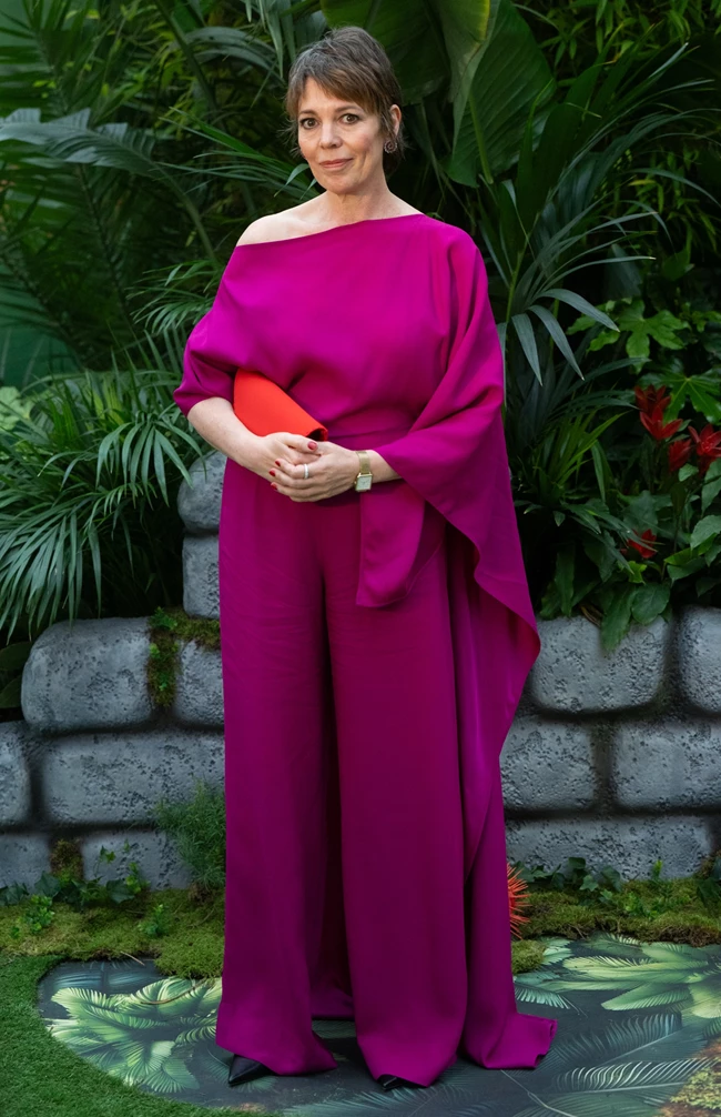 Η Olivia Colman έδειξε πως τα έντονα χρώματα είναι ακριβώς ό,τι χρειαζόμαστε το φθινόπωρο