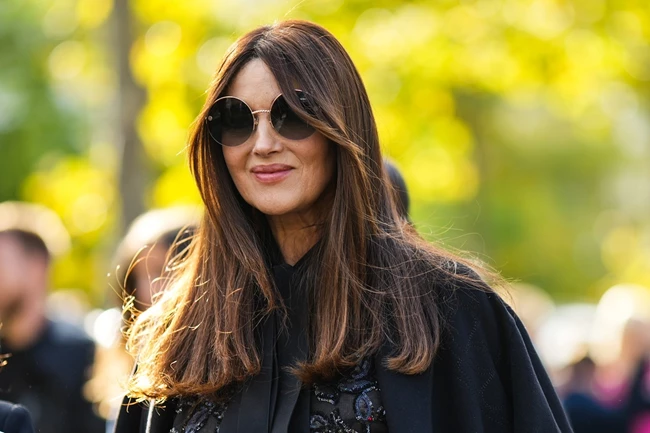 Η Monica Bellucci έχει υιοθετήσει το νεανικό κούρεμα που καμουφλάρει τις ρυτίδες