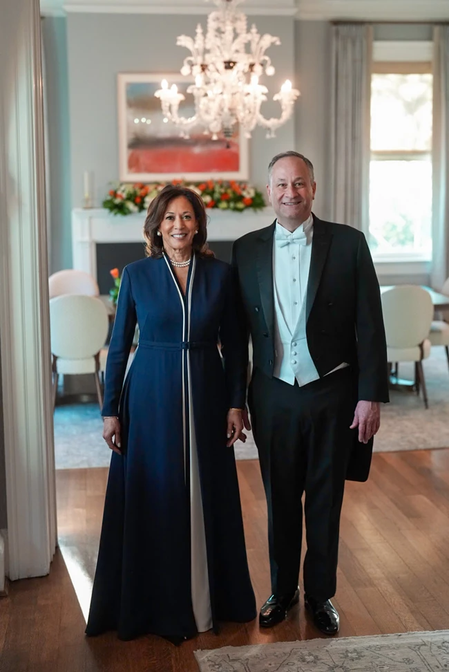 Kamala Harris | Η Dior δημιουργία που επέλεξε για επίσημη εμφάνιση με τον σύζυγό της, Douglas Emhoff