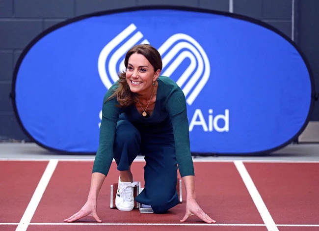 Η Kate Middleton συνδύασε τα λευκά sneakers της με τον πιο κομψό τρόπο