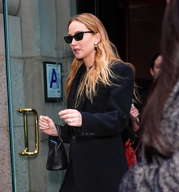 Lip Oil Nails | Η μίνιμαλ τάση του φετινού χειμώνα που κάνει τα νύχια να δείχνουν πιο "ακριβά" από ποτέ