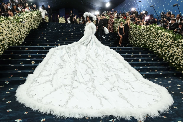 Η Diana Ross στο Met Gala 2025 | Η συγκινητική λεπτομέρεια στην εμφάνισή της με κάπα με ουρά 5 μέτρων