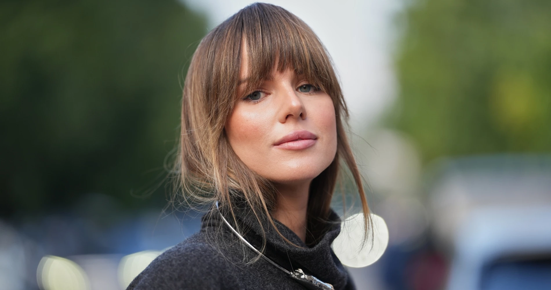 Αυτό το κούρεμα με αφέλειες καμουφλάρει μοναδικά ρυτίδες και κούραση στα μάτια