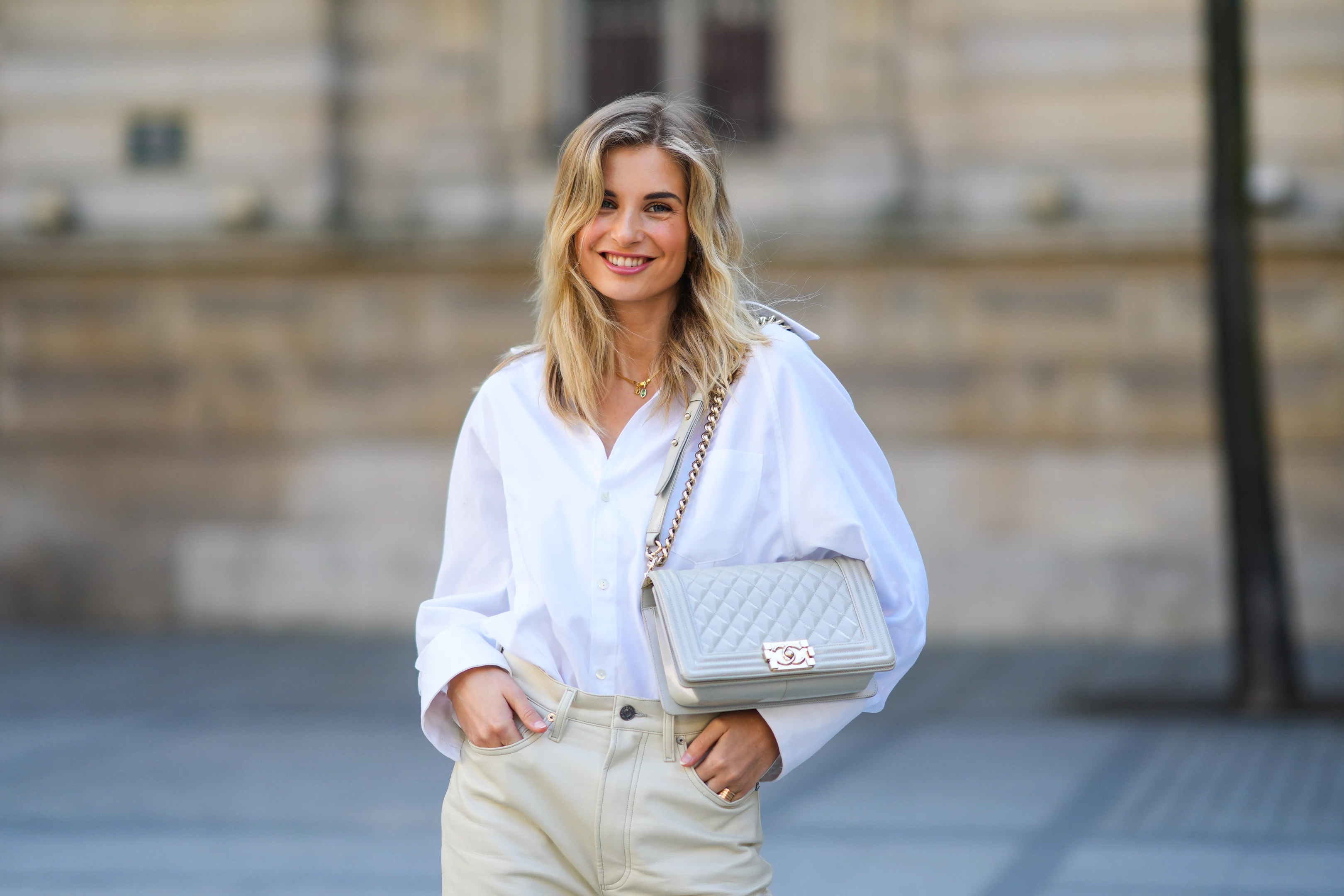 Τα 6 πανωφόρια που επιλέγουν να φορέσουν οι Γαλλίδες αυτή την εποχή