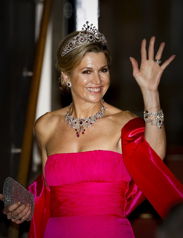 H εντυπωσιακή εμφάνιση της βασίλισσας Maxima με μια σπάνια ιστορική τιάρα