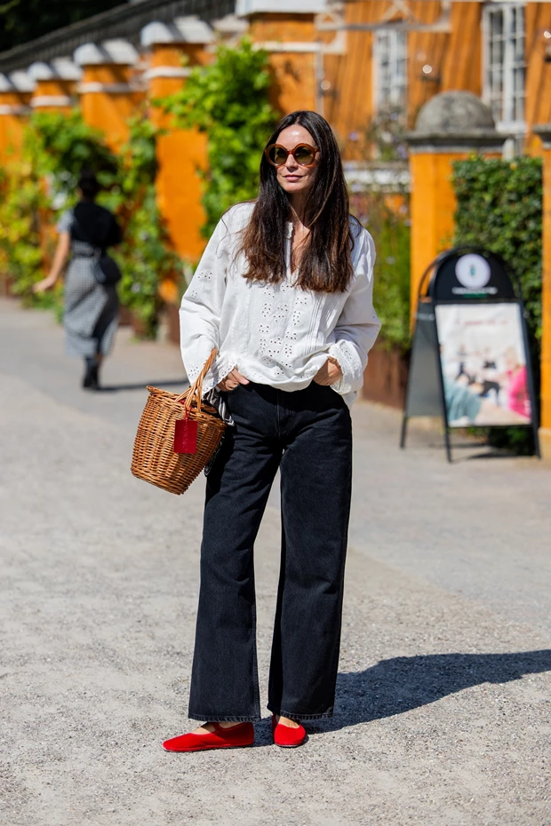 Γυναικείο μαύρο φαρδύ τζιν με λάστιχο στη μέση, συνδυασμένο με λευκή boho πουκαμίσα και κόκκινες μπαλαρίνες για την άνοιξη 2026.