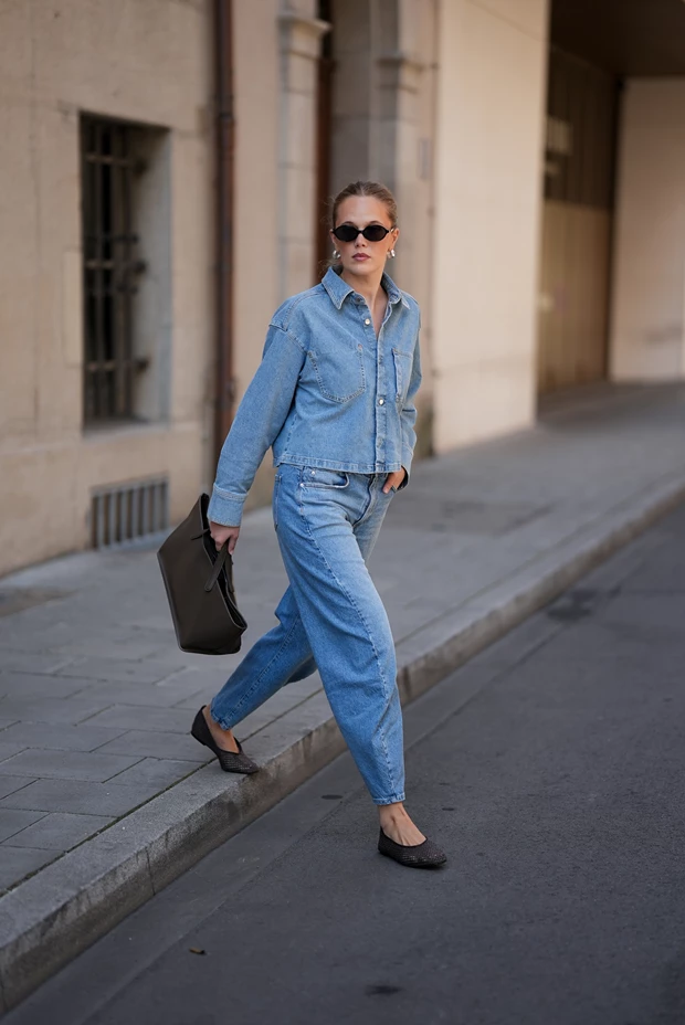 Γυναίκα με tulip jeans και denim shirt