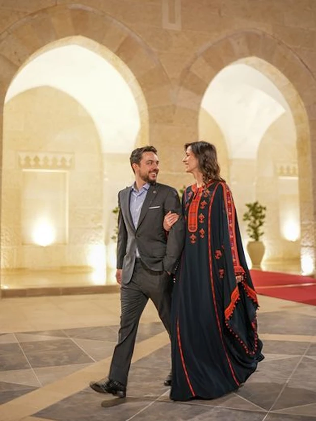 Η πριγκίπισσα Rajwa με αραβικό χειροποίητο ένδυμα δίπλα στη βασίλισσα Ράνια