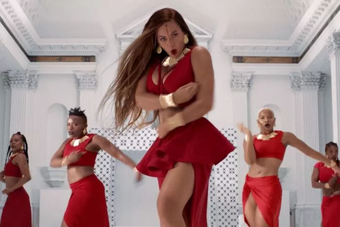 Κλασικά κόκκινα χείλη με matchy matchy outfits