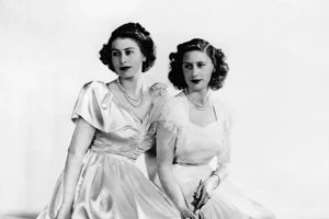 Το σπάνιο βίντεο της στέψης της βασίλισσας Ελισάβετ με τον 4χρονο πρίγκιπα Κάρολο να γράφει ιστορία