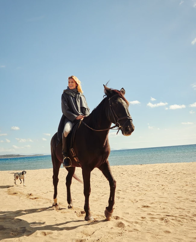 Η Βίκυ Καγιά φωτογραφίζεται για το Harper's Bazaar Greece με τα πιο chic και cozy σύνολα του χειμώνα