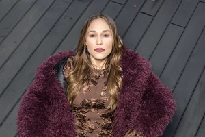 Η pencil φούστα με την πιο fashionable λεπτομέρεια για κάθε βραδινή εμφάνιση