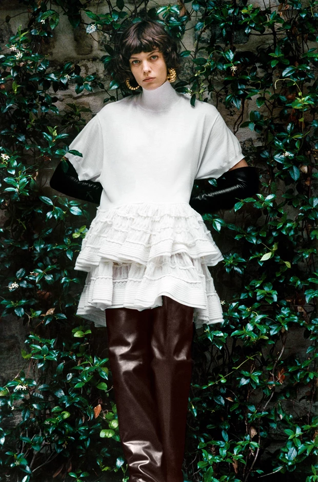 Πουκάμισο, σκουλαρίκια, γάντια και μπότες Alaïa, luisaworld.com.