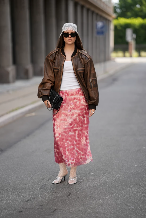 STREET STYLE LOOK ΚΟΠΕΓΧΑΓΗ: φούστα με παγιέτες και δερμάτινο τζάκετ