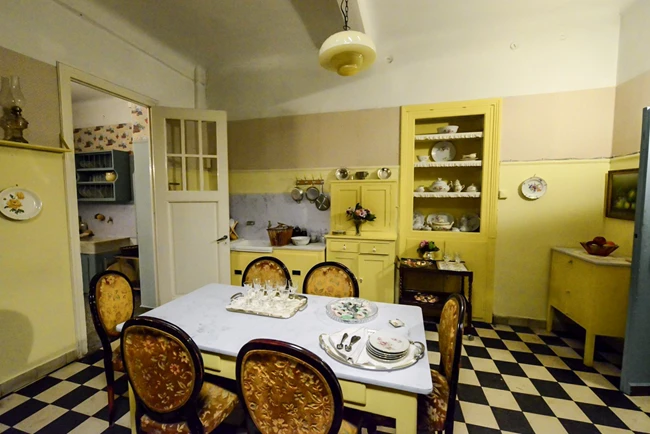 Ψυχοκόρες | Η σκηνογράφος Χρύσας Δαπόντε μάς ξεναγεί στα τρία σπίτια της σειράς