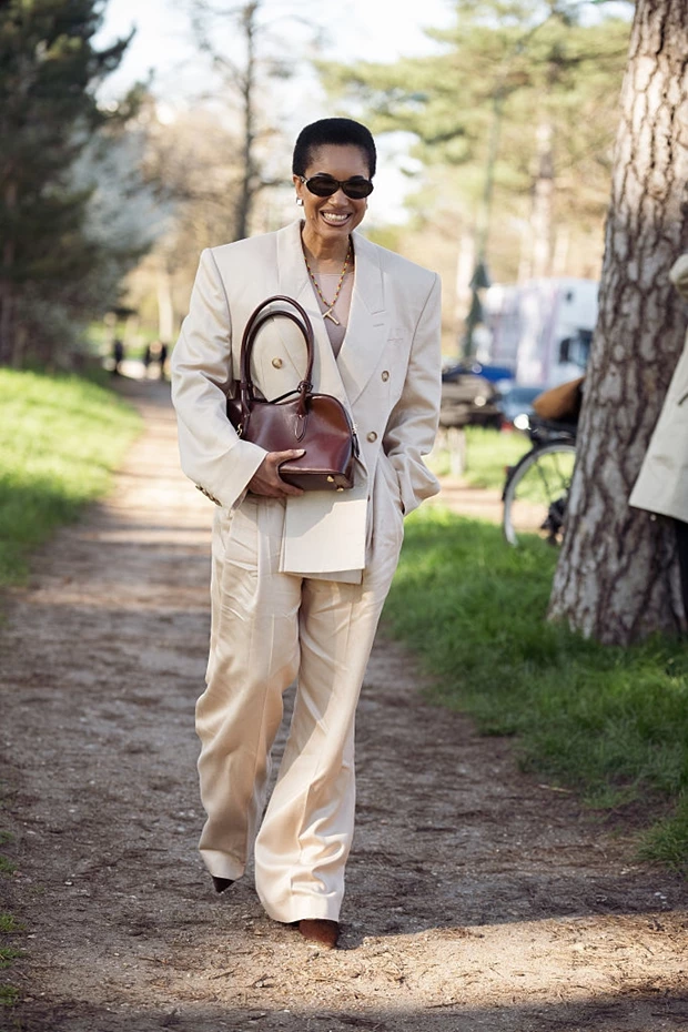 Street style look με neutral κοστούμι και καφέ τσάντα