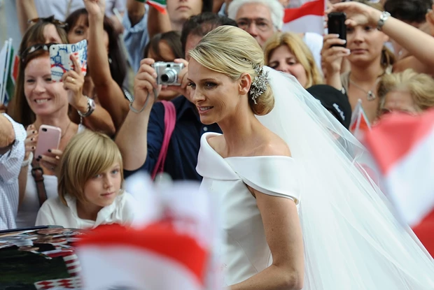 40.000 κρύσταλλα, 30.000 χρυσά μαργαριτάρια, ουρά 5 μέτρων | To Armani νυφικό - έργο τέχνης της πριγκίπισας Charlene