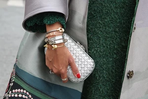 Τα χρώματα νυχιών που θα απογειώσουν τα σανδάλια, τα πέδιλα και τα mules σας φέτος