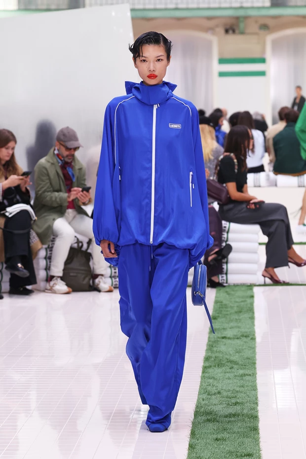 LOOK με tracksuit από τη συλλογή Lacoste Άνοιξη- Καλοκαίρι 2026