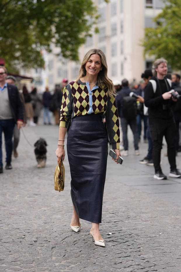 Statement σύνολο με μακριά, στενή navy δερμάτινη φούστα, κοντή ζακέτα σε σχέδιο argyle και κρεμ μυτερές γόβες.