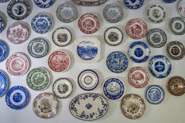 Η vintage τάση που επιστρέφει στη διακόσμηση | Γιατί όλοι ψάχνουν τώρα στη βιτρίνα της γιαγιάς