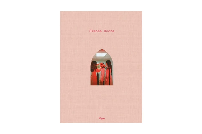 Simone Rocha | Μία νέα συλλεκτική έκδοση εξερευνά τη ζωή και την επίδραση της Ιρλανδής σχεδιάστριας