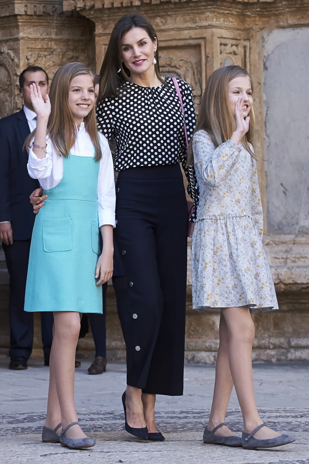 Η Βασίλισσα Letizia σε πασχαλινή έξοδο, φορώντας μια κομψή ασπρόμαυρη πουά μπλούζα με μακριά μανίκια, συνδυασμένη με ψηλόμεσο μπλε παντελόνι.