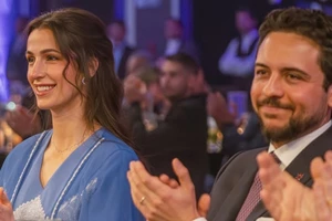 Πρίγκιπας Hussein & πριγκίπισσα Rajwa | Σε σπάνιο πορτρέτο με την κόρη τους πριγκίπισσα Iman για τον ερχομό του νέου έτους