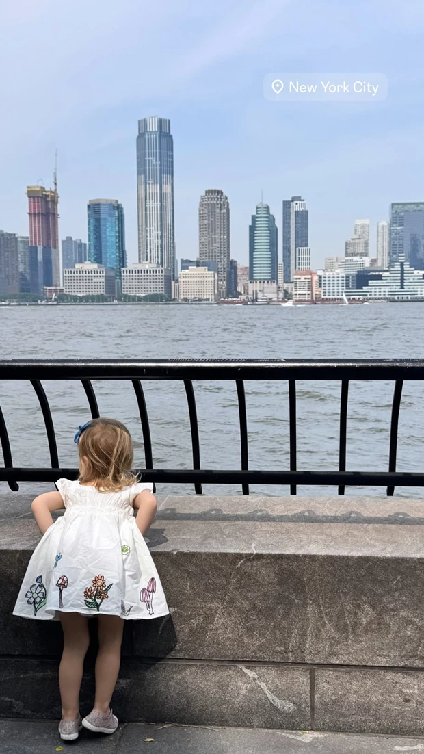 Η ανιψιά της πριγκίπισσας Diana, έδειξε στη 2χρονη κόρη της, Αθηνά το πιο pop αξιοθέατο της Νέας Υόρκης