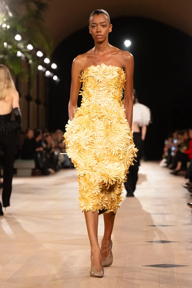 Φόρεμα Balenciaga SS26, ντεμπούτο συλλογή Pierpaolo Piccioli